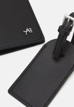 Anna Field Passport Case And Luggage Tag Set - Paspoorthouder - Black 11 Anna Field Passport Case And Luggage Tag Set - Paspoorthouder - Black -Anna Field 3a491ff00f7a495fa8abceec7b9b8f16