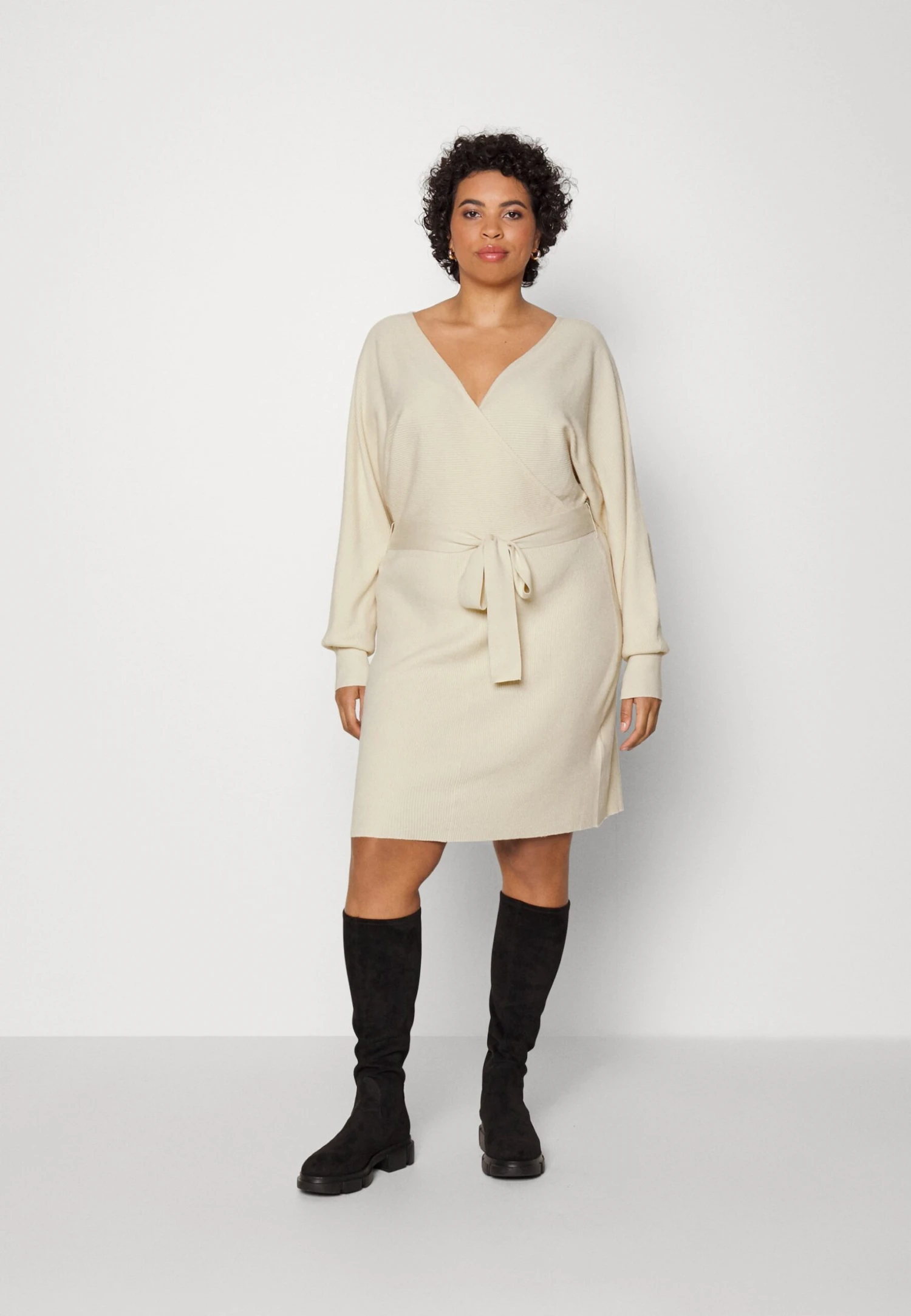 Wrap V Ausschnitt Mini Strickkleid Mit Gürtel - Gebreide Jurk - Off White 3 Wrap V Ausschnitt Mini Strickkleid Mit Gürtel - Gebreide Jurk - Off White