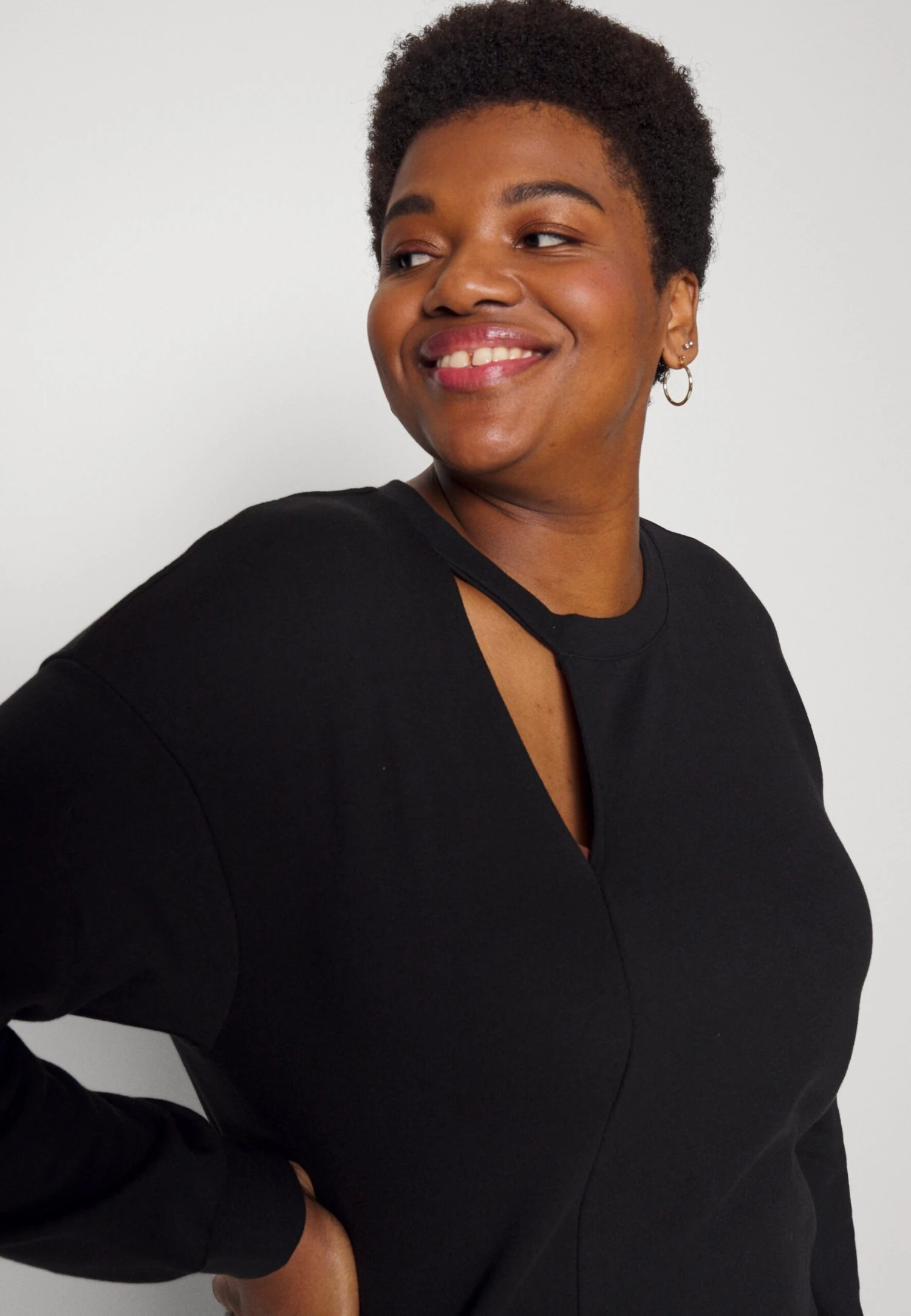 Cut Out Neck Fit - Sweater -Black 6 Cut Out Neck Fit - Sweater -Black - Afbeelding 4