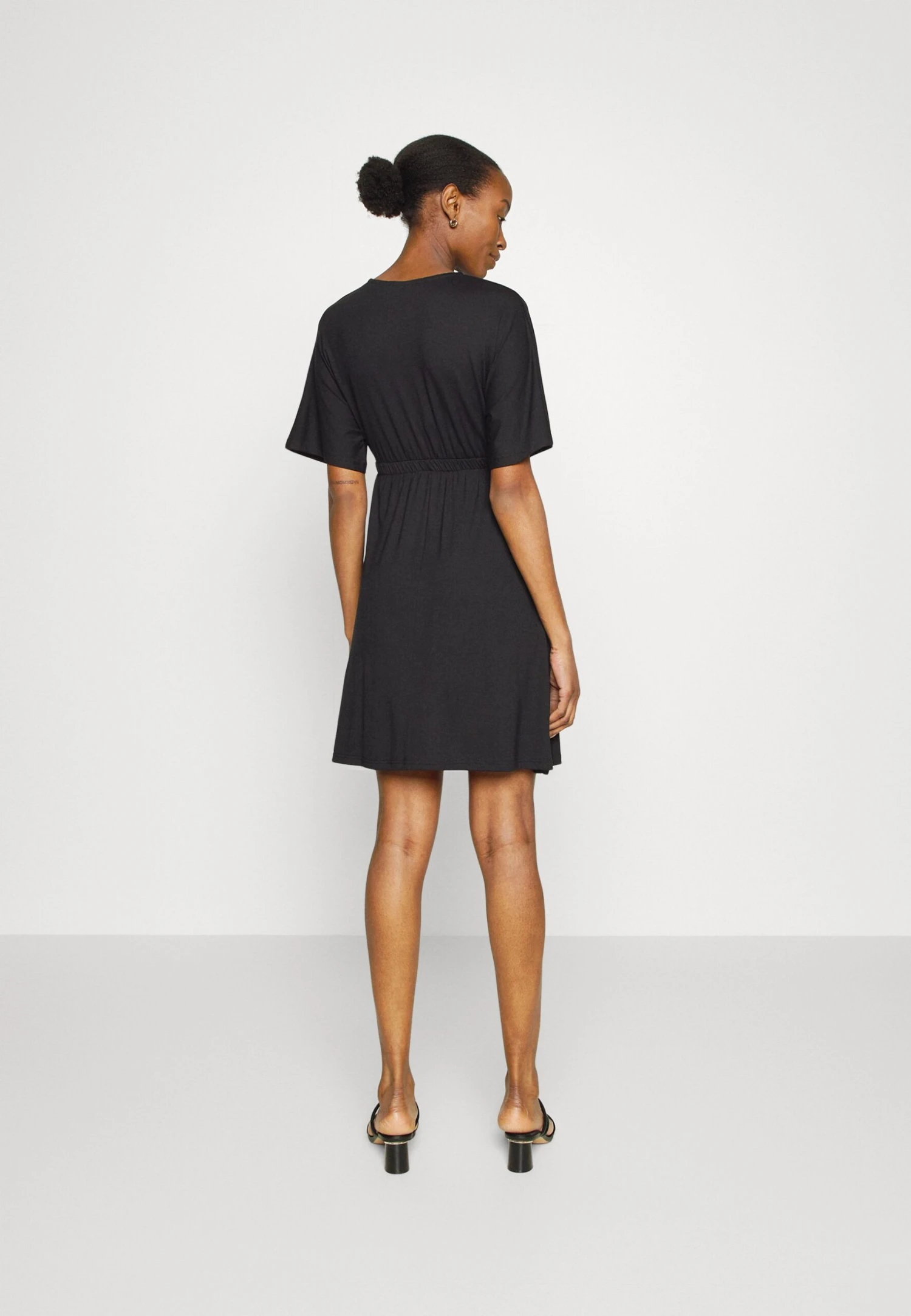 Short Sleeves Flared Mini Dress- Jerseyjurk - Schwarz 5 Short Sleeves Flared Mini Dress- Jerseyjurk - Schwarz - Afbeelding 3