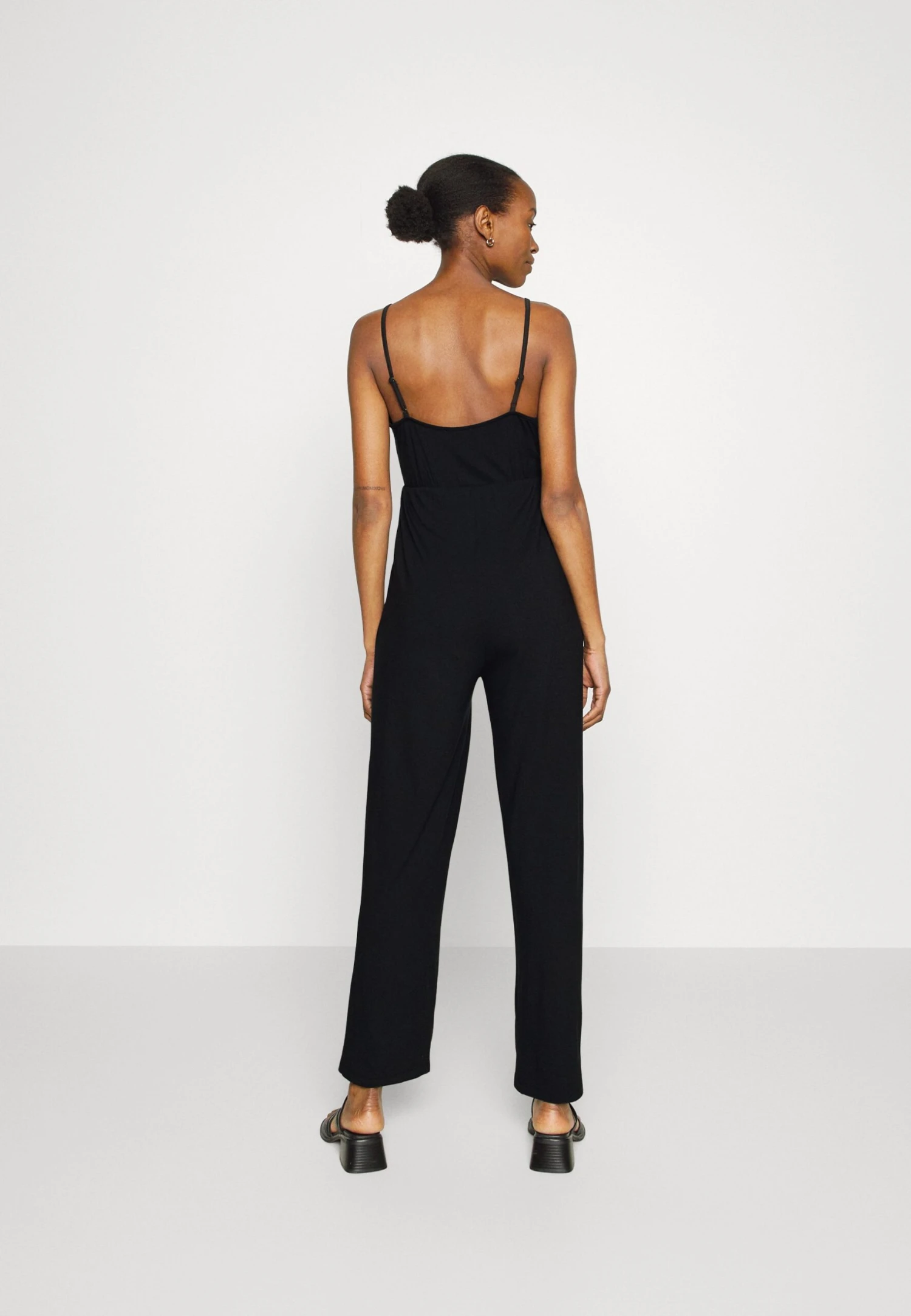 Strappy Drappy Cintered- Jumpsuit - Black 5 Strappy Drappy Cintered- Jumpsuit - Black - Afbeelding 3