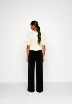 Anna Field VelvetWide Leg Trousers - Broek - Black 9 Anna Field VelvetWide Leg Trousers - Broek - Black -Anna Field 9a615994b8b54016af79183f754c1a78