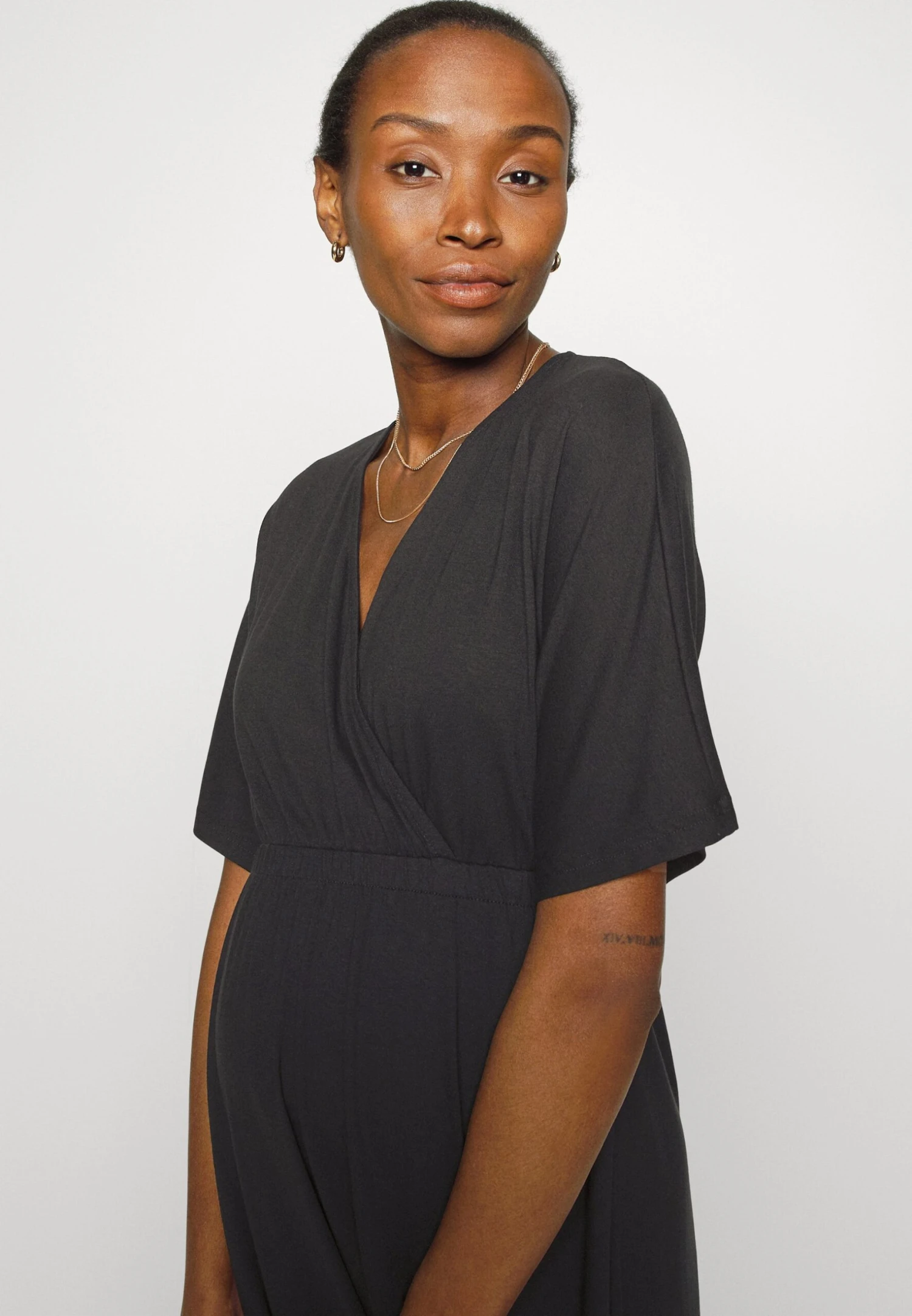 Short Sleeves Flared Mini Dress- Jerseyjurk - Schwarz 6 Short Sleeves Flared Mini Dress- Jerseyjurk - Schwarz - Afbeelding 4