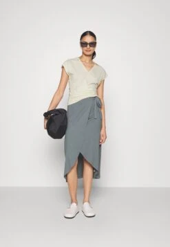 Anna Field -Anna Field e33b5a2c33f74283b6272e3ab8bd9484