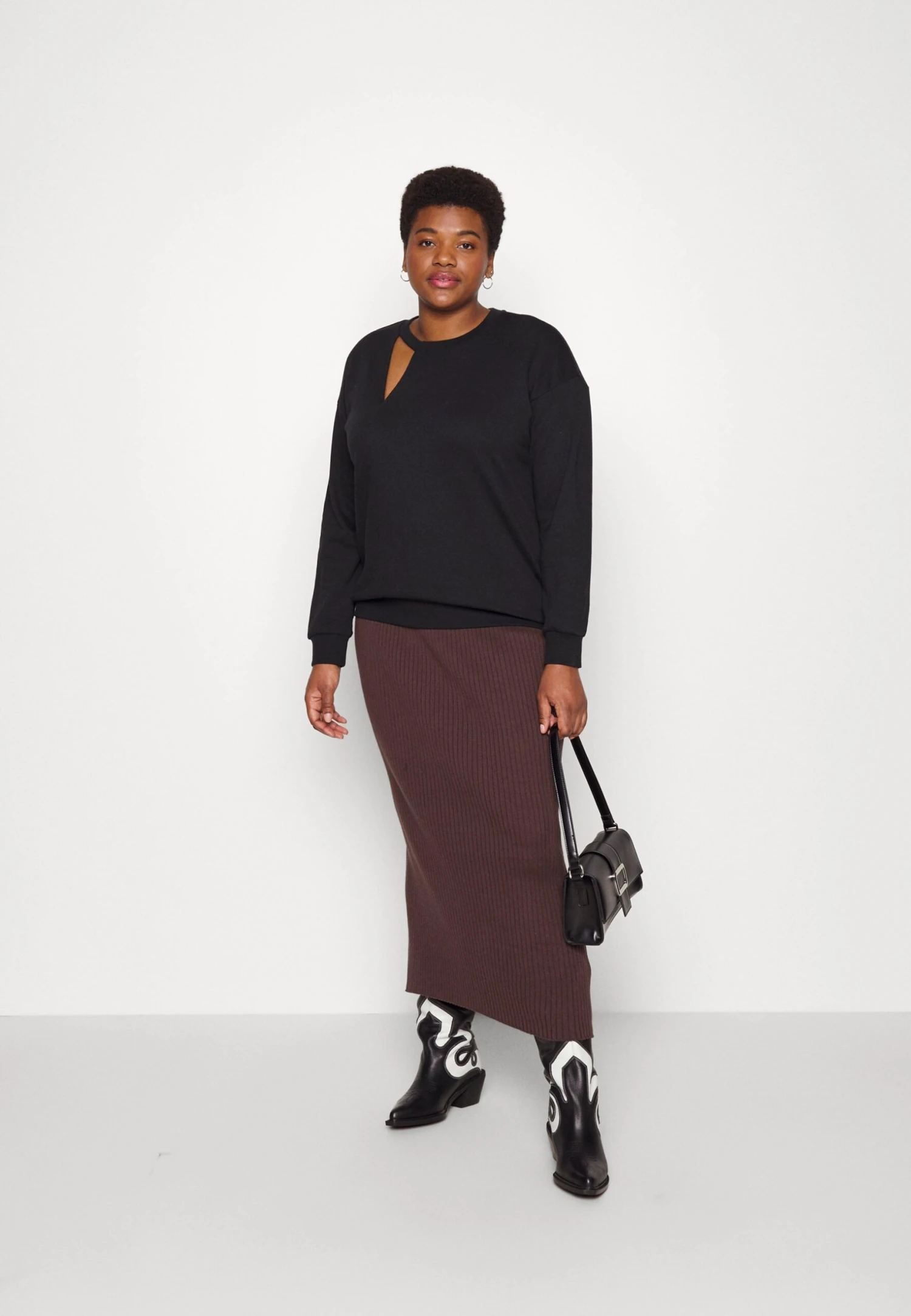 Cut Out Neck Fit - Sweater -Black 4 Cut Out Neck Fit - Sweater -Black - Afbeelding 2